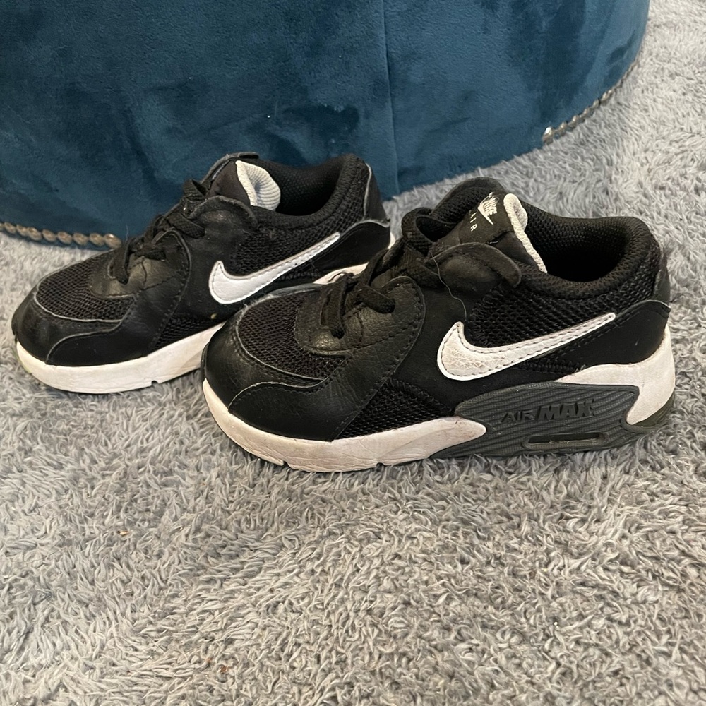 Black Nike AirMax boys size 10c, good condition.